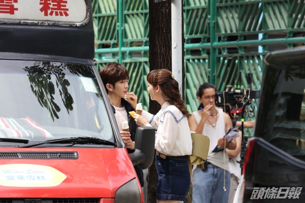 跟住又到女的幫男抹嘴……